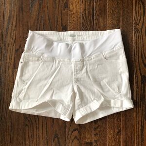 Old Navy Maternity 8 White Mid-Rise Distressed 4.5” Inseam Denim Shorts - EUC